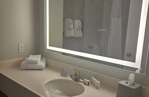 West Kissimmee Hotel | 2 Spacious Suite with Hot Breakfast & Pool—Minutes from Theme Parks