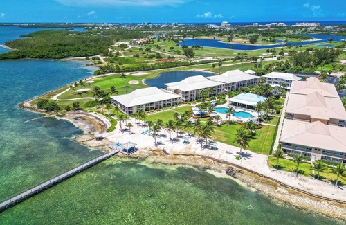 Crystal Harbour Apartment | 2 Spacious Suites w Full Kitchen, Oceanfront Balcony & Pool - Ideal for Families