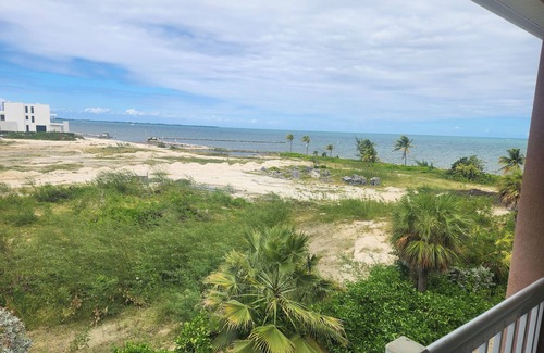 Crystal Harbour Apartment | 2 Spacious Suites w Full Kitchen, Oceanfront Balcony & Pool - Ideal for Families