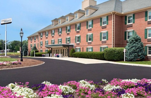 Woburn House | 2 Spacious Units! FREE Parking, Pets Allowed, Close to Burlington Mall!