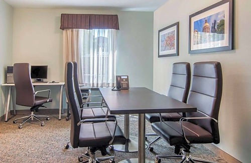 Castleberry Hill Hotel | 2-Star Hotel ∙ Clarion Inn & Suites Atlanta Downtown