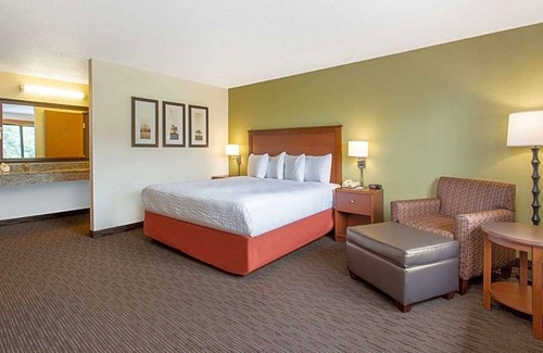 Laurium Hotel | 2-Star Hotel ∙ AmericInn by Wyndham Calumet
