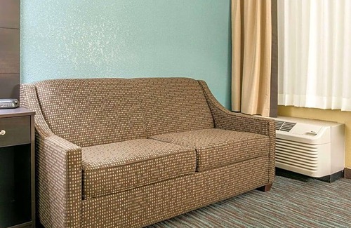 Englewood Hotel | 2-Star Hotel ∙ Clarion Inn Dayton Airport