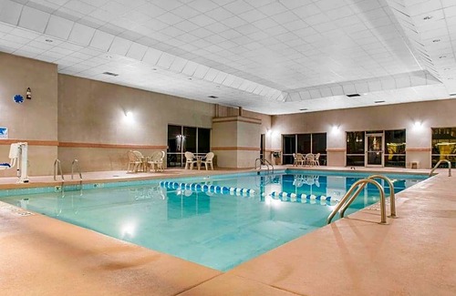 Englewood Hotel | 2-Star Hotel ∙ Clarion Inn Dayton Airport