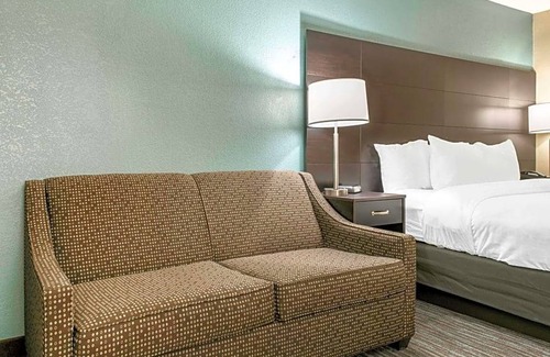 Englewood Hotel | 2-Star Hotel ∙ Clarion Inn Dayton Airport