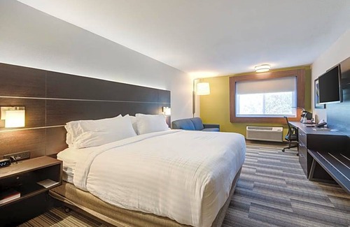Newberg Hotel | 2-Star Hotel ∙ Holiday Inn Express Newberg - Wine Country, an IHG Hotel