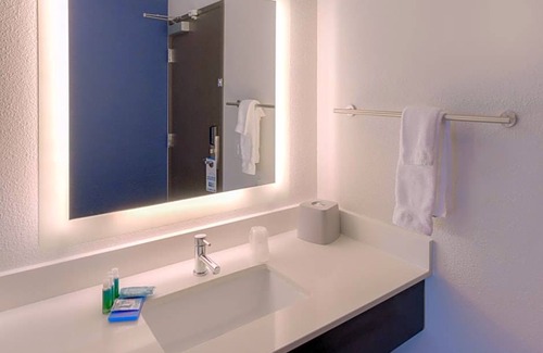 Newberg Hotel | 2-Star Hotel ∙ Holiday Inn Express Newberg - Wine Country, an IHG Hotel