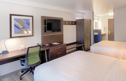 Newberg Hotel | 2-Star Hotel ∙ Holiday Inn Express Newberg - Wine Country, an IHG Hotel