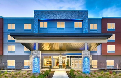 Keizer Hotel | 2-Star Hotel ∙ Holiday Inn Express & Suites Salem North - Keizer, an IHG Hotel