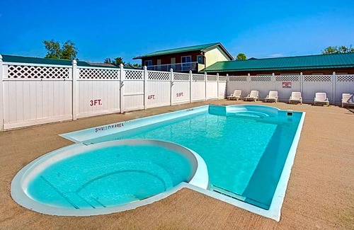 Gananoque Hotel | 2-Star Hotel ∙ Howard Johnson by Wyndham Gananoque