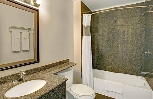 Gananoque Hotel | 2-Star Hotel ∙ Howard Johnson by Wyndham Gananoque