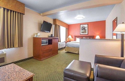Winnemucca Hotel | 2-Star Hotel ∙ Quality Inn Winnemucca- Model T Casino