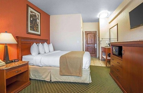 Winnemucca Hotel | 2-Star Hotel ∙ Quality Inn Winnemucca- Model T Casino