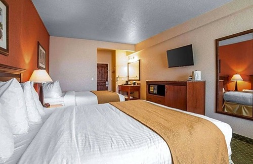 Winnemucca Hotel | 2-Star Hotel ∙ Quality Inn Winnemucca- Model T Casino