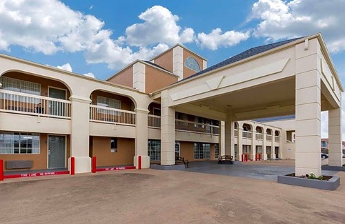 Clute Hotel | 2-Star Hotel ∙ Quality Inn Clute Freeport