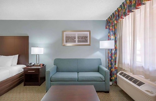 Clute Hotel | 2-Star Hotel ∙ Quality Inn Clute Freeport
