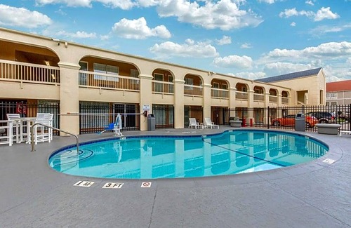 Clute Hotel | 2-Star Hotel ∙ Quality Inn Clute Freeport