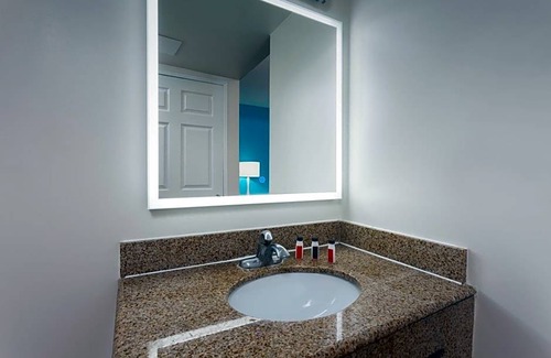Mission Valley West Hotel | 2-Star Hotel ∙ Howard Johnson by Wyndham San Diego Hotel Circle