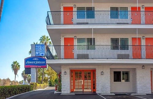 Mission Valley West Hotel | 2-Star Hotel ∙ Howard Johnson by Wyndham San Diego Hotel Circle