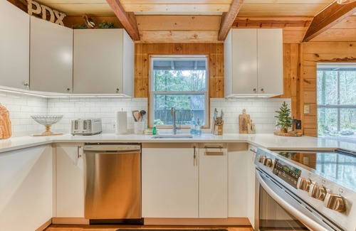 Rhododendron Cabin | 2-story mountain cabin with loft and fireplace, deck, streaming, washer/dryer