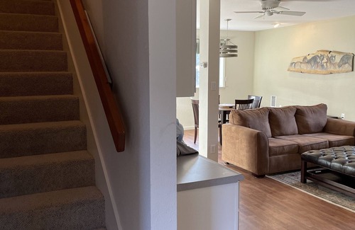 Bend House | 2-Story Spacious Guest House-1 bdrm-queen bed, full size futon & pullout couch