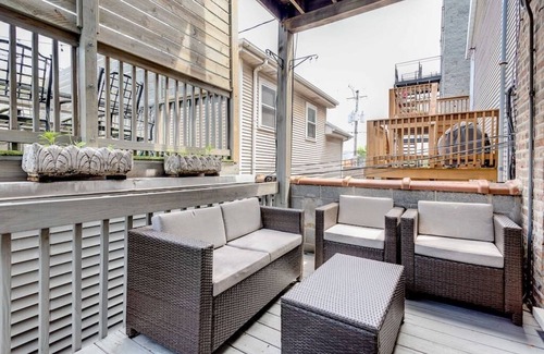 Pulaski Park Apartment | 2 Suites, 2 Floors in Downtown Chicago