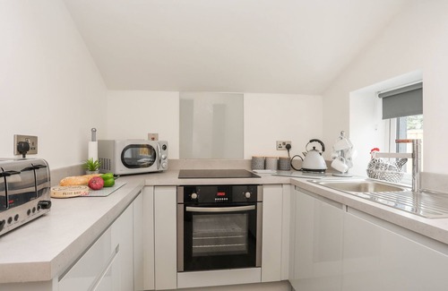 Llanfairpwllgwyngyll House | 2 TAN RHIW, pet friendly, with open fire in Llanfairpwllgwyngyll