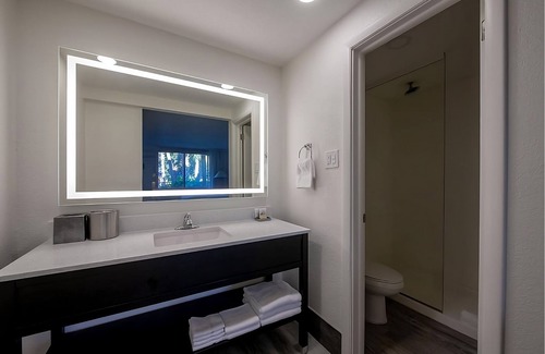 Fort Walton Beach Hotel | 2 Tropical Rooms Near Fort Walton Beach Park! Outdoor Pool Access!