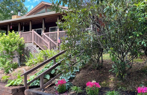 Cullowhee Cabin | 2 Views! Front view of Lake Glenville & back view of Christmas Tree farm!