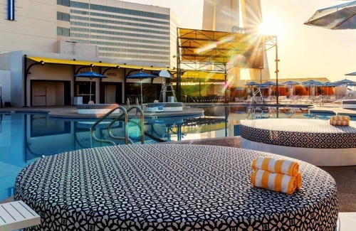 Gateway District Hotel | 2 x Elevate 2 Queens at The STRAT Hotel, Casino & Tower