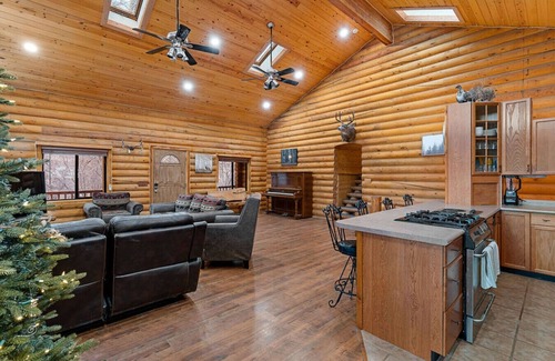 Hanna Cabin | 20 Acres! Arcade Games! Backs to River! Sleeps 22!
