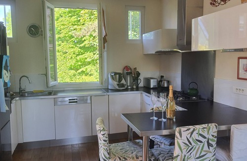 Le Vesinet Condo | 20' from Paris and Versailles: house with garden in a green setting
