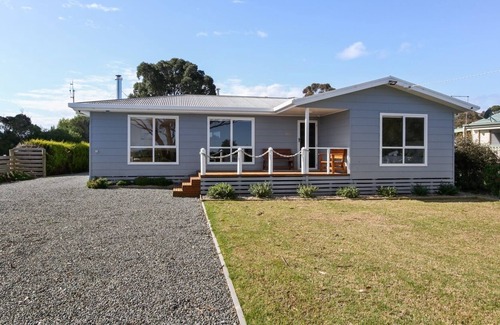 Metung House | 20 metres from the safest familiy beach- HAMPTON Style Waterfront Home