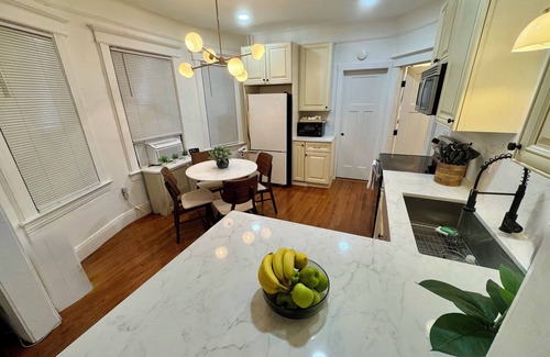 The Heights House | 20 min NYC Spacious Private Room Queen Bed Parking