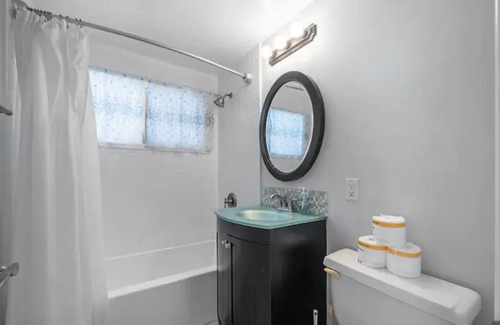North Tustin House | 20 MIN TO BEACH, KING SIZE, PRIVATE POOL, GAMES