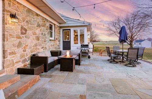 Gordonville House | 20 min to Sight& Sound*game room*patio*hot tub