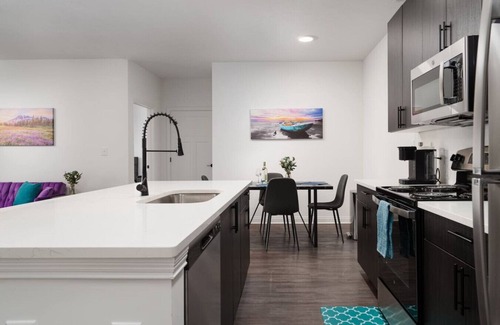 Whitestown Apartment | 20 mins DT | Sleeps 5 | Purple Rain Spacious Gym