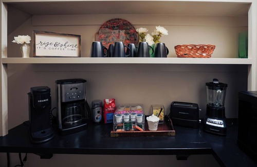 Austin House | 20 mins to downtown/Cowboy Pool/Hot Tub/Patio/Sleeps 12