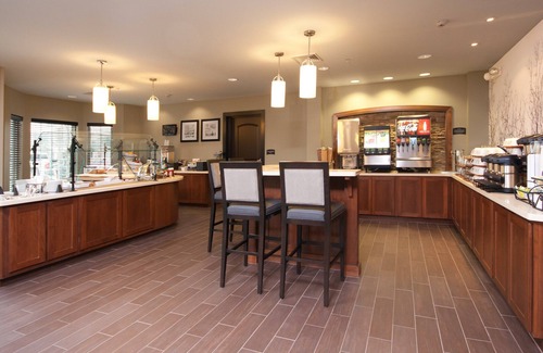 Amherst Apartment | 20 Minutes from Niagara Falls! | Free Breakfast, Pool & Hot Tub.
