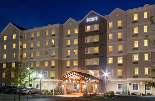 Amherst Apartment | 20 Minutes from Niagara Falls! | Free Breakfast, Pool & Hot Tub.