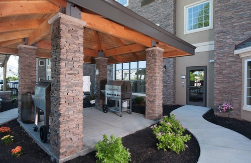 Amherst Apartment | 20 Minutes from Niagara Falls! | Free Breakfast, Pool & Hot Tub.