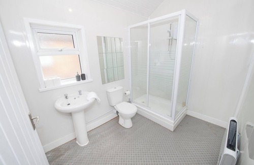 Hull Apartment | 20% OFF - Four Bed flat at Hull
