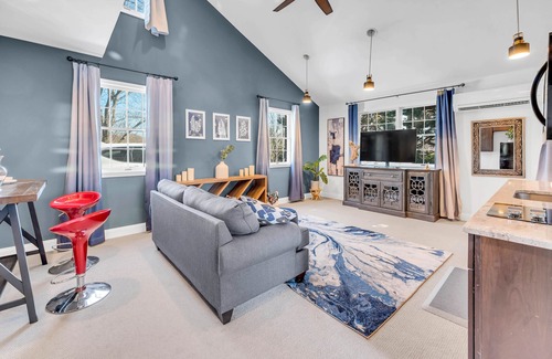 Oakton House | 20% off monthly stays at modern & cozy guesthouse in great location