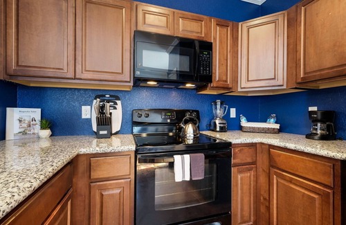 Selma House | 20% OFF Updated 3BR 2.5BTH Townhome - Pet-friendly - Fast WiFi-Driveaway Parking