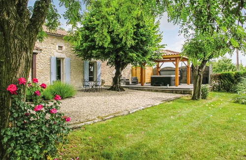 Saint-Aubin-de-Cadelech House | 200 m² House ∙ 4 bedrooms ∙ 8 guests