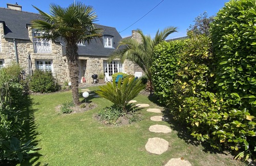 Saint-Lunaire House | 200 m from BEACH stone house with mature garden