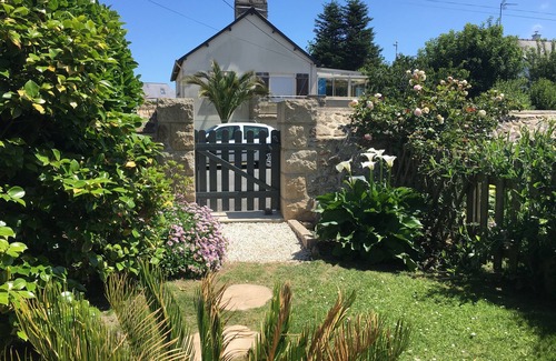 Saint-Lunaire House | 200 m from BEACH stone house with mature garden