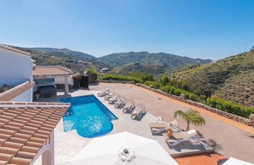 Sayalonga House | 200 m² House ∙ 6 bedrooms ∙ 12 guests