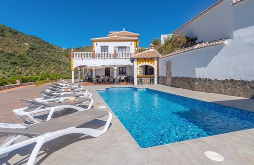 Sayalonga House | 200 m² House ∙ 6 bedrooms ∙ 12 guests