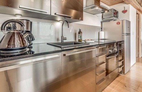 Champagny-en-Vanoise Apartment | 200m from ski slopes, 4th floor, balcony, parking, tv, ski locker, 61m², Champagny-en-Vanoise